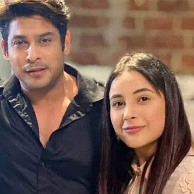 বিগ বস ১৩-এর বিজয়ী সিদ্ধার্থ শুক্লা ৷ তাঁর সঙ্গে শেহনাজ গিলের জুটি অত্যন্ত পছন্দ করেছেন সাধারণ মানুষ বিগ বস শেষ হওয়ার পরে সেই জুটির রসায়ন আরও গাঢ় হয়েছে ৷ এদের প্রেম কাহিনি পূর্ণ হওয়ার আগেই শূন্য হয়েছে ৷ 