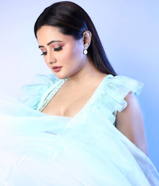 নীল রঙের শিমারি ছোটখাট পোশাকে বহু পুরুষের রাতের ঘুম কেড়েছেন তিনি ৷ তার উপরে পুল ওভারের জ্যাকেট ৷ দারুণ রূপের শোভা ফুটিয়ে তুলেছে ৷ ছবি সৌজন্যে ইনস্টাগ্রাম ৷
