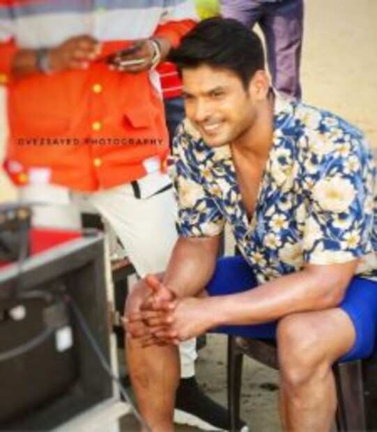 গত ২ সেপ্টেম্বর সিদ্ধার্থ শুক্লার আকস্মিক মৃত্যুর পর বৃহস্পতিবার সেই মিউজিক ভিডিওর বেশ কিছু বিহাইন্ড দ্য সিন ছবি সোশ্যাল মিডিয়ায় ভাইরাল হয়েছে। 