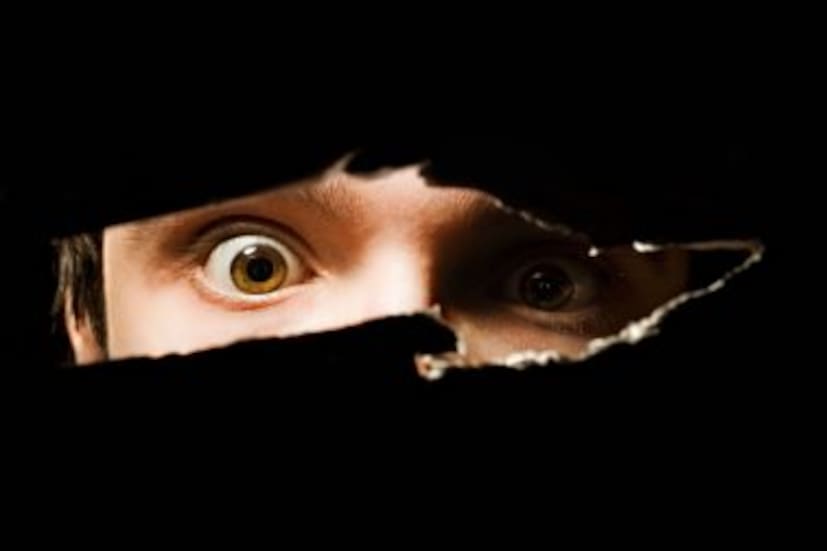 অনেকেই ভূতের ছবি (Horror Films) দেখতে খুবই ভালোবাসেন। সারা দিনের কাজের শেষে রিল্যাক্স করার জন্য ইচ্ছে করে ভয় পেতে ভালোবাসেন অনেকে। হরর ফিল্ম এমন একটি উপায় যেখানে আপনি আগে থেকেই জানেন যে, আপনি ভয় পাবেন। ফলে আপনার মানসিক চাপ অনেকটাই প্রশমিত হয়ে যায় এবং মানুষ বিনোদন পান। 