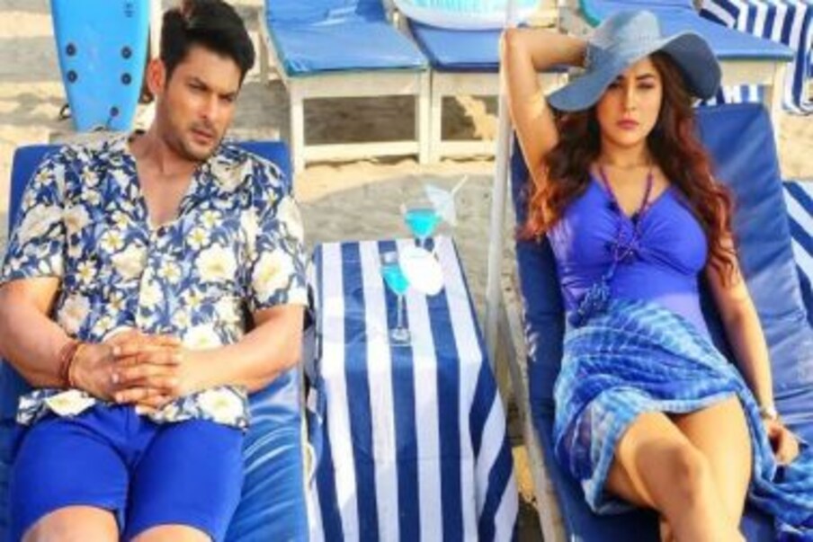  ভালোবেসে ভক্তরা তাঁদের জুটিকে ডাকত 'সিডনাজ' বলে। অর্থাৎ কোথায় যেন অভিনেতা সিদ্ধার্থ শুক্লা ও শেহনাজ গিল (Sidharth Shukla-Shehnaaz Gill) মিলেমিশে একাকার হয়ে গিয়েছিলেন। কিছুদিন আগেই সিদ্ধার্থ ও শেহনাজ গোয়াতে গিয়ে একটি মিউজিক ভিডিও শ্যুট করেছিলেন একসঙ্গে। সেটির গান গেয়েছেন শ্রেয়া ঘোষাল।