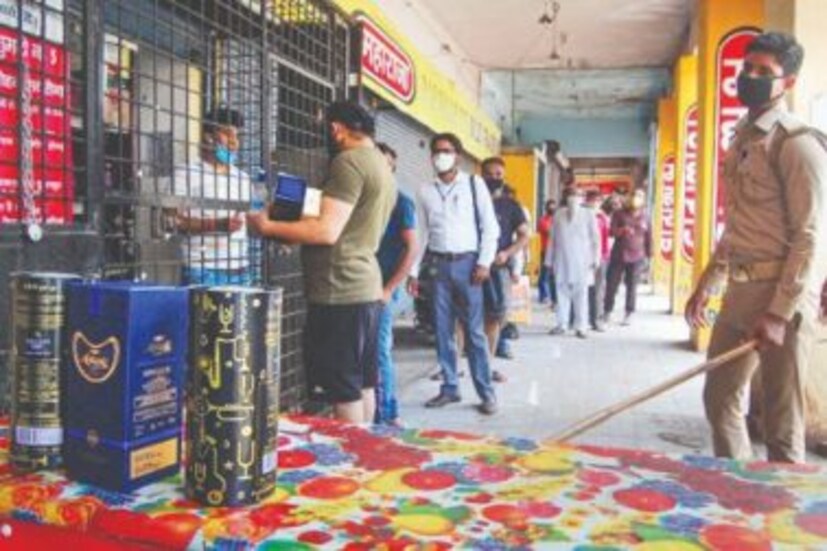 এর জেরে লকডাউনের পর ফের লোকসানের আশঙ্কায় সুরা ব্যবসায়ীরা। মাথায় হাত সুরারসিকদেরও। একটি বিজ্ঞপ্তি জারি করে আবগারি দফতর জানিয়েছে, ২৮ সেপ্টেম্বর সন্ধ্যা সাড়ে ৬টা থেকে ৩০ সেপ্টেম্বর অর্থাৎ উপনির্বাচনের দিন সন্ধ্যা ৭টা পর্যন্ত কলকাতায় সমস্ত মদের দোকান বা পানশালা বন্ধ রাখতে হবে। এমনকি হোটেল-রেস্তোরাঁতেও মদ বিক্রি করা যাবে না।