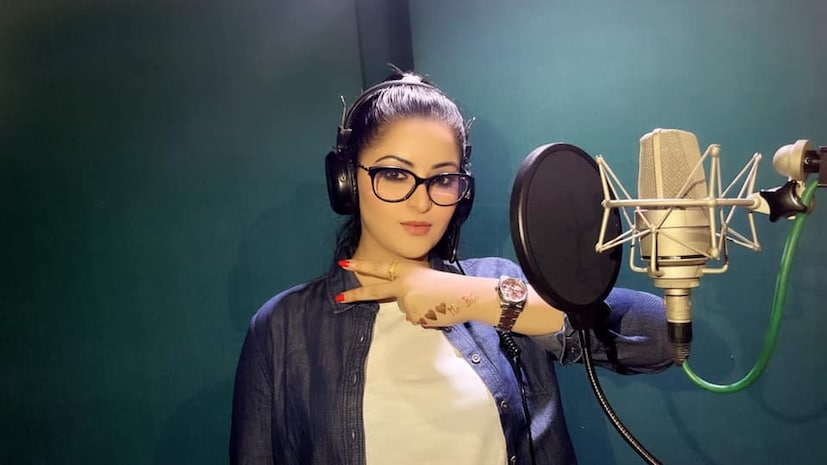 এদিকে সব বিতর্ক ভুলে কাজে ফিরলেন পরী। শনিবার তরুণ পরিচালক ইফতেখার শুভর ‘মুখোশ’ ছবির ডাবিংয়ে দেখা গেল পরীমণিকে। পরীমণি জানান, ‘ কাজে ফেরার জন্য মুখিয়ে ছিলাম আমি। কবে ক্যামেরার সামনে ফিরব মাথায় কেবল এই চিন্তাই ছিল। অবশেষে ডাবিং দিয়ে কাজে ফেরা হল। দারুণ ভালো লাগছে।’