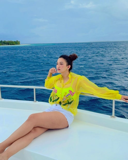 ফুলফুল ছাপা পোশাকে মাঝ সমুদ্রে আগুন ধরিয়েছেন গহর খান ৷ প্রতীকী ছবি ৷