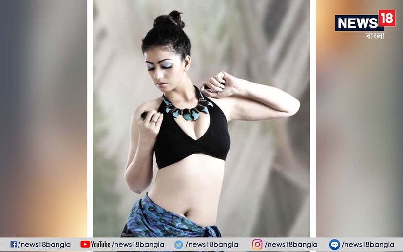 সাদা মাখনের মতো চিকণ ত্বক, তাতে স্বল্প পোশাক জড়িয়ে তাতেই একেবারে দর্শকরা আগুন দেখছেন৷ হাসিন জাহানের সৌন্দর্য্য ও যৌবন যেন উপচে যাচ্ছে এই ছবিতে৷ Photo Courtesy- Hasin Jahan/ Facebook 