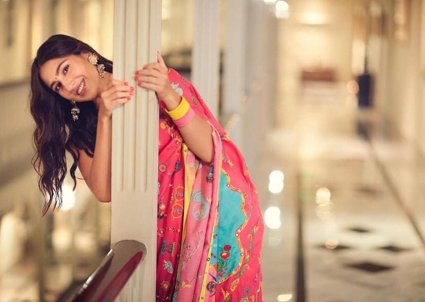হাত কাটা ব্লাউজে উপচে পড়ছে ভরা যৌবন (Sexy looks with sexy blouse) ৷ নিমেষেই ভাইরাল হয়েছে ৷ ছবি সৌজন্যে ইনস্টাগ্রাম ৷