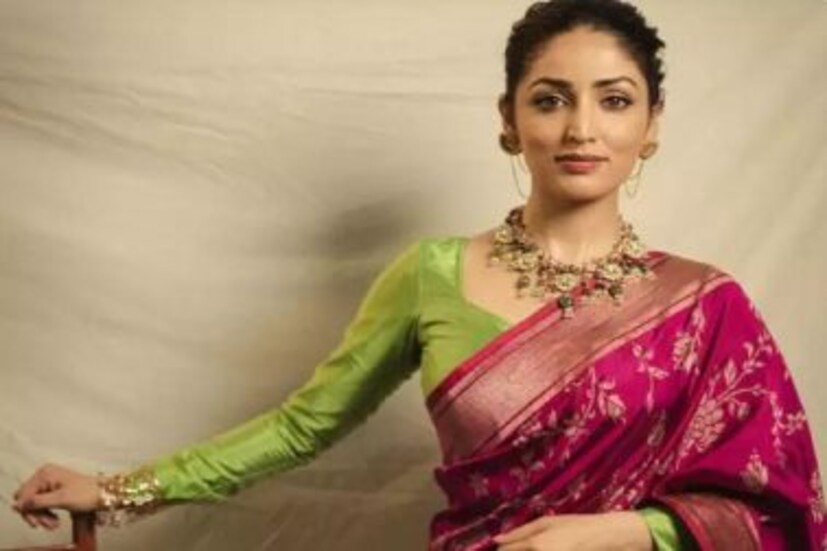 গত ৪ জুন, ২০২১ বলিউড পরিচালক আদিত্য ধরের সঙ্গে বিয়ে করেছেন ইয়ামি গৌতম। সেই হিসেবে তিনি এখন একেবারেই নববধূ। তাই বেনারসি ও সোনার গয়নায় সেজে নতুন বউদের জন্য দারুণ লুক শেয়ার করেছেন অভিনেত্রী। 