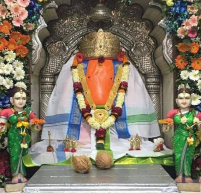 ৩. বিঘ্নহর মন্দির (Vighnahar Temple), ওজার: পুণে থেকে ৮৫ কিমি. দূরত্বে, কুকাদি নদীর তীরে এই মন্দিরের অবস্থান। স্কন্দ পুরাণের কাহিনি অনুসারে বিঘ্নাসুরকে বধ করে বিঘ্নহরের উপাধি পান গণেশ। সে কাহিনিকেই প্রতিস্থাপিত করে এই মন্দিরের কারুকার্য ও মূর্তি কল্পনা করা হয়েছে।