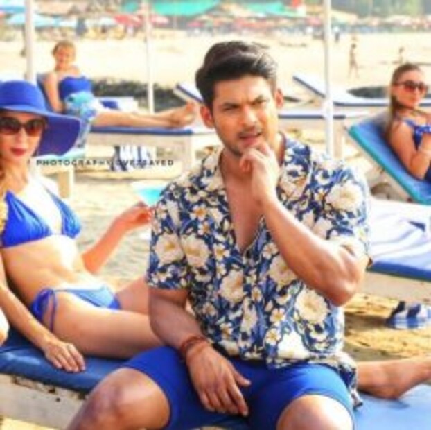 গত বছরের ডিসেম্বরে গোয়াতে এই মিউজিক ভিডিও শ্যুট করেছিলেন সিদ্ধার্থ শুক্লা ও শেহনাজ গিল। এই ভিডিওটি এখনও মুক্তি পায়নি। তার আগেই আচমকা সিদ্ধার্থের মৃত্যু নাড়িয়ে দিয়েছে গোটা ইন্ডাস্ট্রিকে। ফলে নতুন করে তাঁদের জুটির মিউজিক ভিডিওর ছবি নজর কেড়েছে ভক্তদের। 