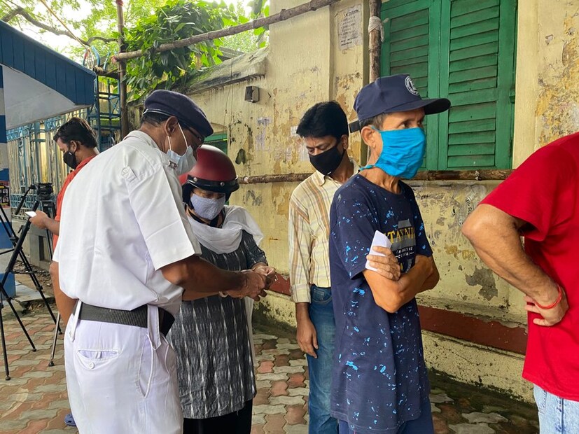  ভবানীপুর-সহ তিন কেন্দ্রে সকাল ৭টা থেকে শুরু হল ভোটগ্রহণ। ভবানীপুরে এক ধাক্কায় বাড়ানো হয়েছে দ্বিগুণেরও বেশি বাহিনী। আগে ১৫ থাকলেও এখন তা বেড়ে ৩৫ কোম্পানি মোতায়েন ভবানীপুরে। নির্বাচনের আগে বাম প্রার্থীর মৃত্যু হওয়ায় আজ মুর্শিদাবাদের জঙ্গিপুর আসনে ভোট হচ্ছে। মুর্শিদাবাদের সামশেরগঞ্জে নির্বাচনের আগে মৃত্যু হয় কংগ্রেস প্রার্থীর। তাই আজ এই কেন্দ্রেও ভোট হচ্ছে।