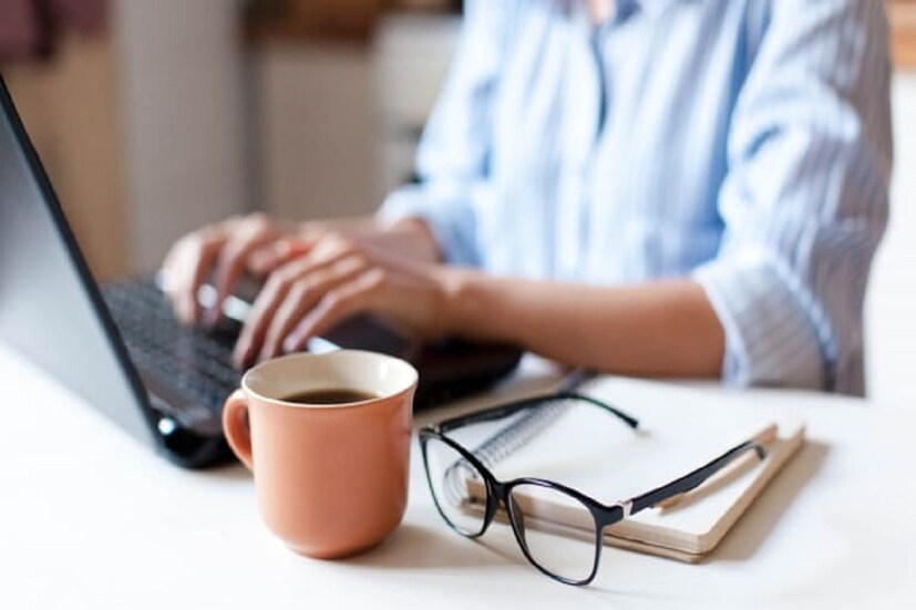 ৩. অনলাইন ব্যবসা (Online Business) আরও একটি উপার্জনের দারুন পথ হতে পারে এটি। আপনি খুব কম টাকায় একটি অনলাইন ব্যবসা শুরু করতে পারেন। আপনি ফ্লিপকার্ট-অ্যামাজনের মতো ওয়েবসাইটের মাধ্যমে পণ্য বিক্রি করতে পারেন। এর জন্য, আপনাকে প্রথমে এই তথ্য সংগ্রহ করতে হবে কোন পণ্যের চাহিদা বেশি। আপনি সরাসরি সেই পণ্য প্রস্তুতকারকের সাথে যোগাযোগ করতে পারেন। এরপর কিছু জিনিস নিয়ে অল্প পুঁজিতে ব্যবসা শুরু করে ধীরে ধীরে এগোতে পারেন বড় উপার্জন ও বিনিয়োগের দিকে। 