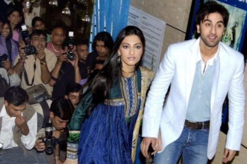 সোনম কাপুরের সঙ্গে একই ছবিতে বলিউডে অভিষেক করেছিলেন রণবীর কাপুর। ২০০৭ সালে সঞ্জয় লীলা বনশালির 'সাওয়ারিয়া' ছবিতেই দর্শকের মন জয় করেছিলেন রণবীর। তারই সঙ্গে জানা গিয়েছিল, অনেক ছোটবেলা থেকেই অনিল কাপুরের মেয়ে অভিনেত্রী সোনম কাপুরের সঙ্গে প্রেমের সম্পর্ক ছিল রণবীরের। কফি উইথ করণের কাউচে বসে সোনমও স্বীকার করেছিলেন তাঁদের সম্পর্কের কথা।