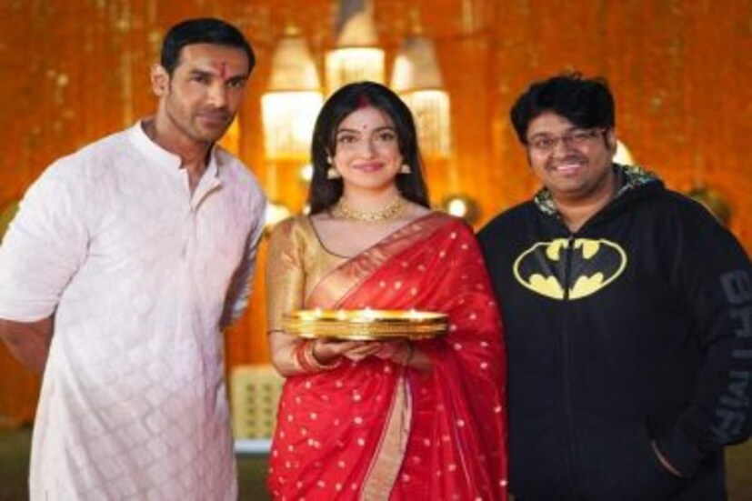 পরিচালক ও অভিনেত্রী দিব্যা খোসলা কুমার (Divya Khosla Kumar) ২০০৪ সালে আব তুমহারে হাওয়ালে ওয়াতান সাথিও ছবি করে জনপ্রিয়তা পেয়েছিলেন। বিয়ের পর অভিনয় থেকে বিরতি নিয়েছিলেন তিনি। বেশ কয়েকটি মিউজিক ভিডিও করে সম্প্রতি অভিনয় জগতে ফিরেছেন। এর পর তাঁকে েদখা যাবে জন আব্রাহামের সঙ্গে সত্যমেব জয়তে ২ ছবিতে। 