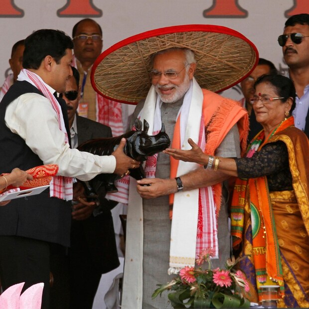 ২) অসমের ঐতিহ্যবাহী একধরনের টুপি হল জাপি। বিরাট হ্যাট-এর উপর ডিজাইন করা থাকে। ২০১৪ সালে গুয়াটিতে নির্বাচনের সময়ে মোদির মাথাতেও এই জাপি দেখা গিয়েছিল। 