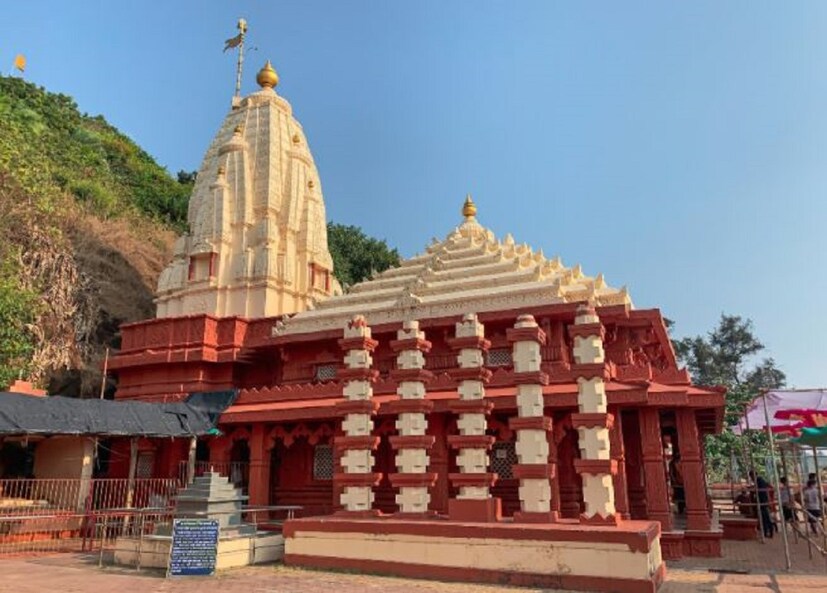 ৪. গণপতিপুলে মন্দির (Ganapatipule Temple), রত্নাগিরি: মুম্বই থেকে ৩৫০ কিমি. দূরত্বে কোঙ্কন জেলায় অবস্থিত এই মন্দির প্রায় ৪০০ বছরের পুরনো। এখানে গণেশ পশ্চিম-দুয়ার দেবতা নামে পরিচিত।
