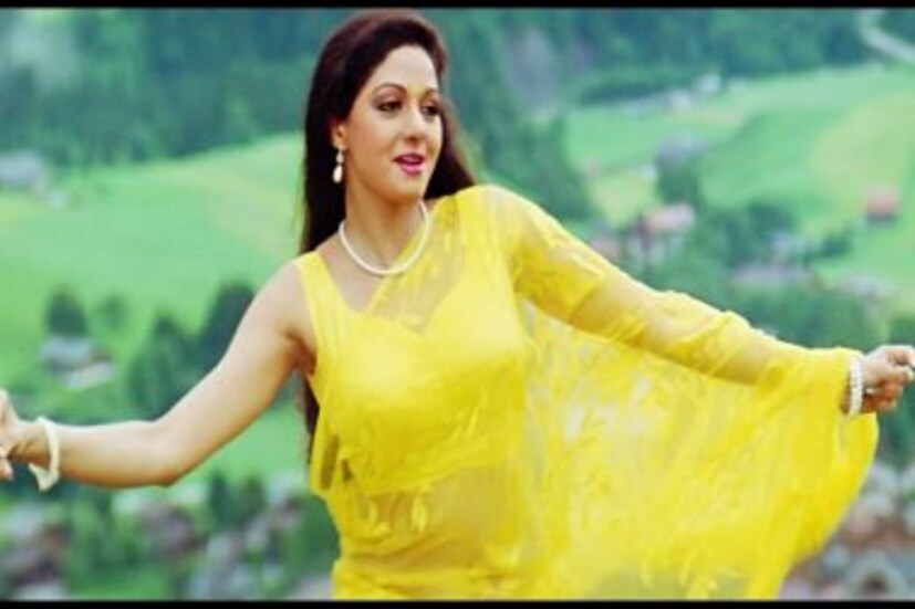 এবারের পুজোর ফ্যাশনে ফের ফিরেছে শিফন শাড়ির চাহিদা (Durga Puja 2021 | Chiffon Saree)। কলকাতার বিভিন্ন শাড়ির দোকানে একরঙা শিফনের চাহিদা এখন তুঙ্গে। স্মার্ট, অথচ সাজের ক্ষেত্রে কোনও অংশে কম না এই হাল্কা শাড়ি (Durga Puja 2021 | Chiffon Saree)। বাড়তি পাওনা খুবই অল্প সময়ে পরে ফেলা যায় এই শাড়ি (Durga Puja 2021 | Chiffon Saree)। 