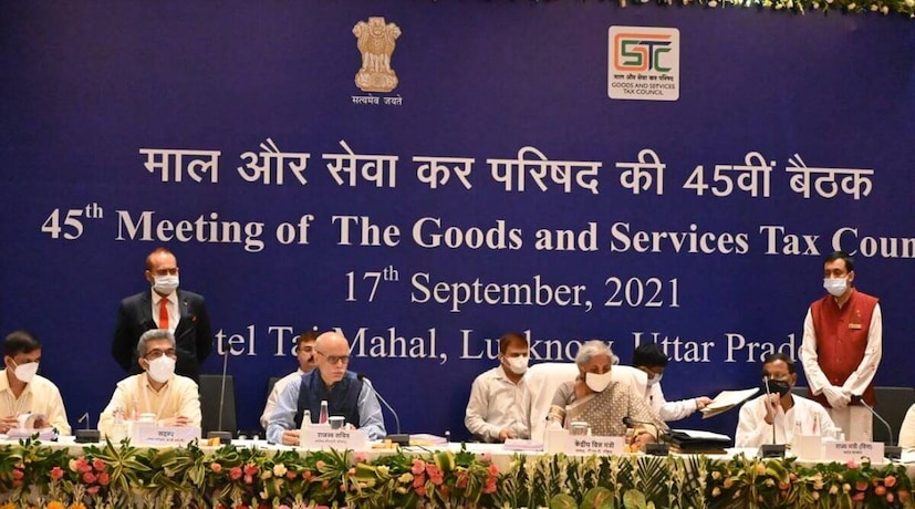 জানা গিয়েছে, শুক্রবার জিএসটি কাউন্সিলের (GST Council On Petrol Diesel) বৈঠকে পেট্রোপণ্যকে জিএসটির আওতায় আনার প্রস্তাব পেশ করেন কেন্দ্রীয় অর্থমন্ত্রী নির্মলা সীতারমণ। কিন্তু এই প্রস্তাবের বিরোধিতায় একযোগে সরব হয়েছে বেশ কয়েকটি রাজ্য। তাই আপাতত পেট্রোল ও ডিজেল জিএসটির আওতার বাইরেই থাকছে। যার জেরে জ্বালানির দাম কমার সম্ভাবনা আপাতত নেই বলেই মনে করছেন অর্থনীতিবিদরা।