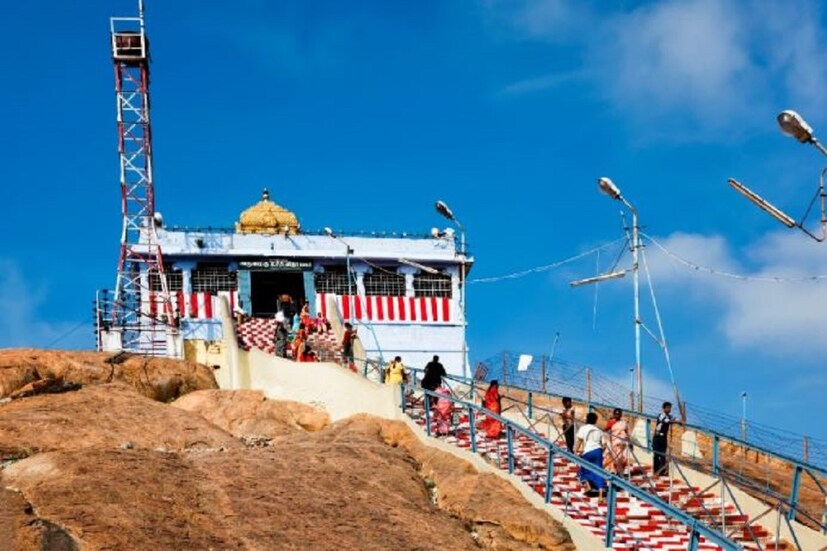 ৫. উচ্চি পিল্লাইয়ার মন্দির (Ucchi Pillayar Temple), তিরুচিরাপল্লী: তিরিচির একেবারে উপরিভাগে অবস্থিত এই মন্দির নির্মাণ করেছিলেন বিজয়নগর রাজ্যের রাজারা। পাহাড়ের উপরিভাগ থেকে কাবেরী নদীর মনোরম শোভা এবং মন্দিরের অপরুপ কারুকার্য যে কোনও দর্শনার্থীকে মুগ্ধ করবে।