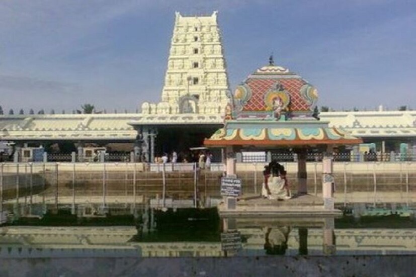 ৬. কানিপাকম বিনায়ক মন্দির (Kanipakam Vinayaka Temple), চিত্তুর: অন্ধ্র প্রদেশের চিত্তুর জেলার অন্তর্গত কানিপাকম গ্রামের এই গণেশ মন্দির প্রায় ১০০০ বছরের পুরনো। চোল রাজ্যের রাজা প্রথম কুলতুঙ্গ চোল (Kulothunga Chola I) এই মন্দির নির্মাণ করেন। বলা হয়ে থাকে এই মন্দিরের আরাধ্য গণেশ মূর্তি আকারে দিন দিন বেড়েই চলেছে।