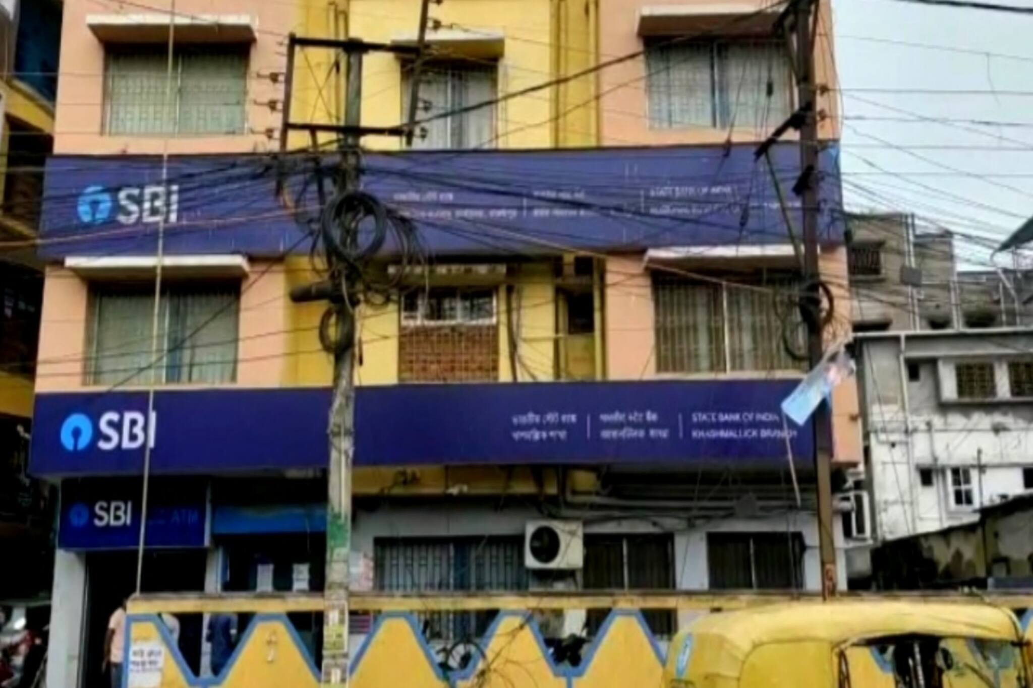 ব্যাঙ্কে ঢুকে দাদাগিরি পঞ্চায়েত সদস্যের স্বামীর