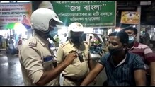 হেলমেট না পরায় ফাইন না করে বাইক আরোহীদের সুরক্ষার কথা বোঝাচ্ছেন ট্রাফিক পুলিশ হেলমেট না পরায় ফাইন না করে বাইক আরোহীদের সুরক্ষার কথা বোঝাচ্ছেন ট্রাফিক পুলিশ