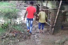 সেচ্ছাসেবী সংগঠনের সহায়তায় মানসিক ভারসাম্যহীন ব্যক্তিকে বাড়ি ফেরালো পুলিশ