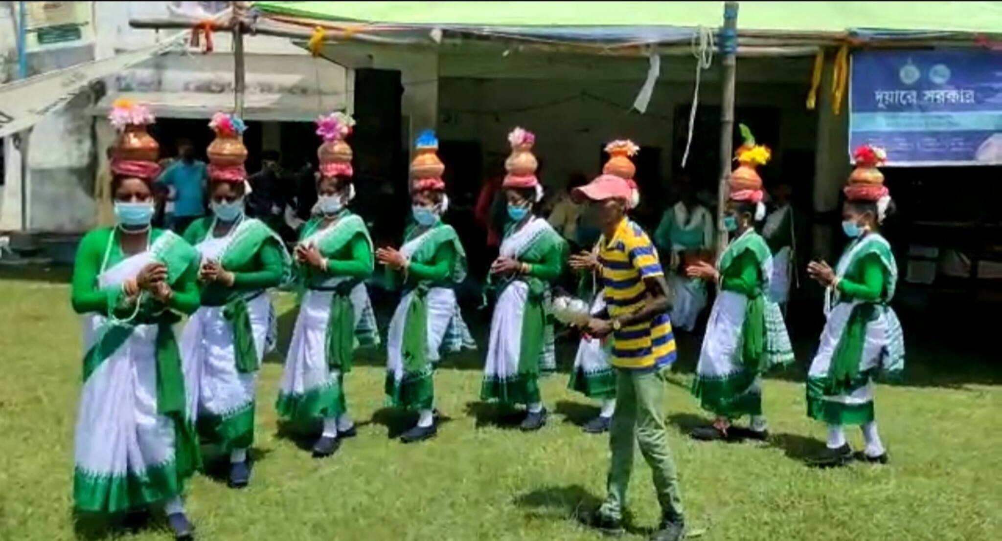 কাটোয়ায় মডেল দুয়ারে সরকার ক্যাম্প, বসেছে নাচগানের আসর