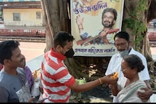 অসহায় পিতা-মাতাদের নিয়ে নচিকেতার জন্মদিন উদযাপন হাওড়ার বাগনানে