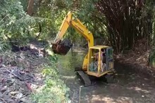 মেদিনীপুরের বিধায়ক জুন মালিয়ার নির্দেশে দ্বারিবাঁধ খাল সংস্কারে পৌরসভা
