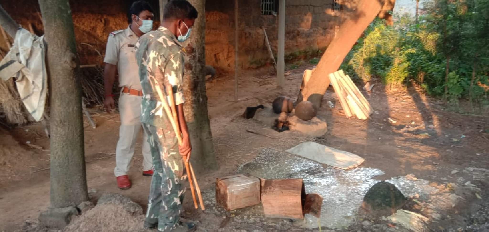 ধানঘরীতে চোলাই মদের ভাটিতে হানা পিড়াকাটা ফাঁড়ির পুলিশের, গ্রেপ্তার ২