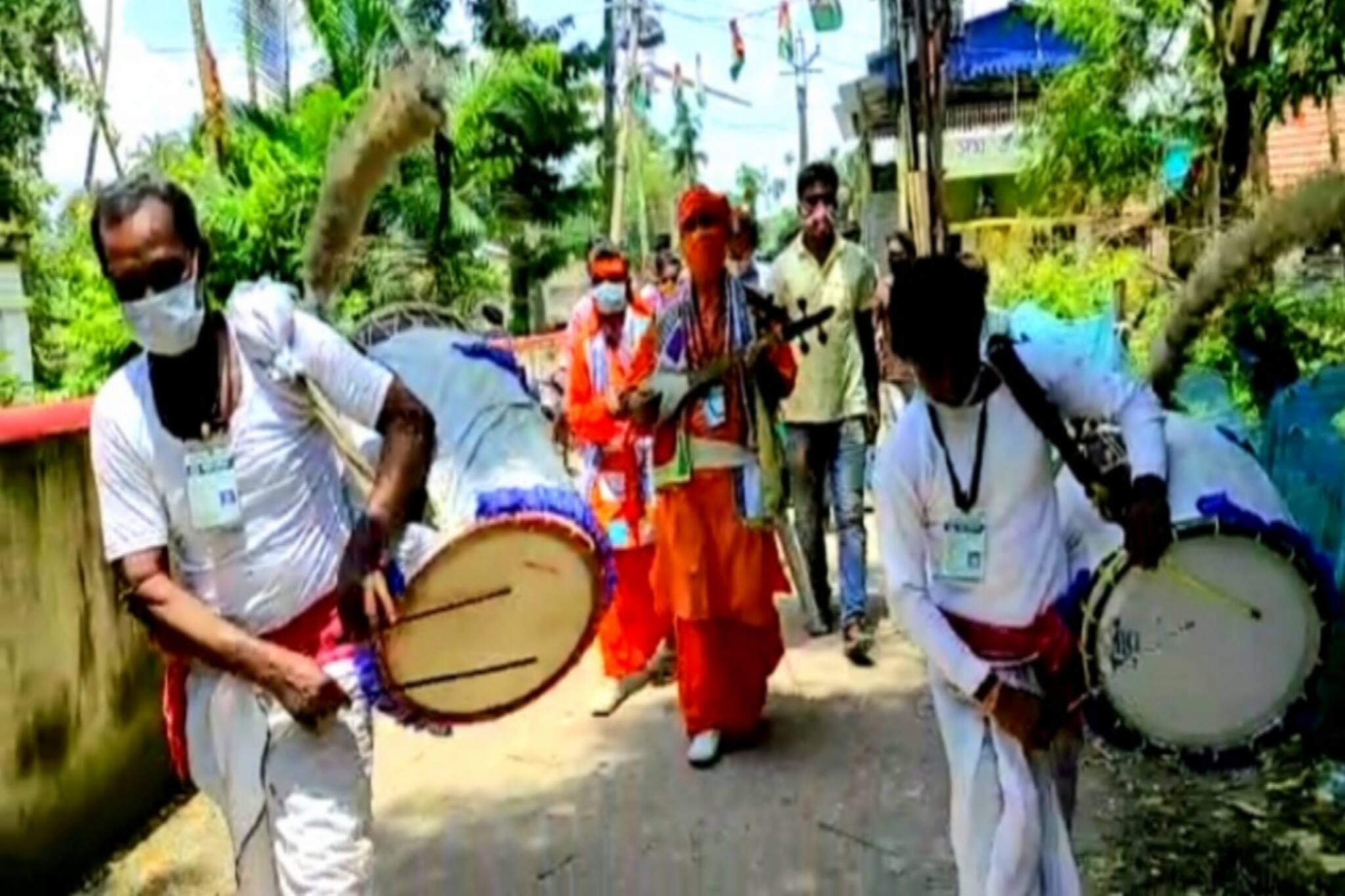 নিষিদ্ধপল্লীতে দুয়ারে সরকারের প্রচারে বাউল শিল্পীরা