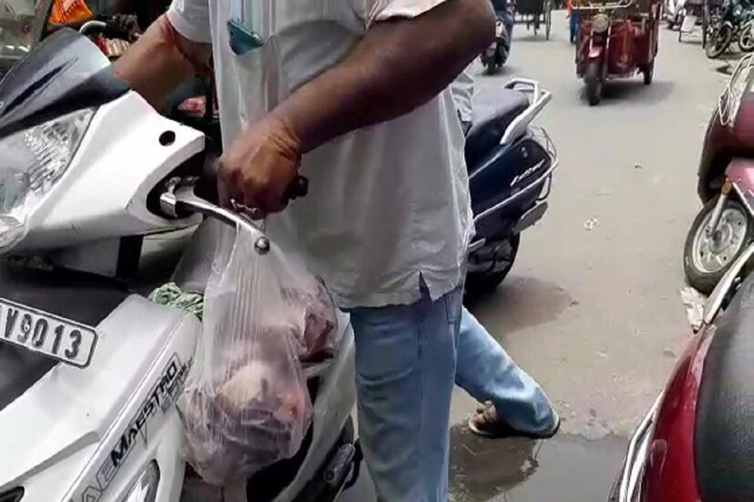 প্রথমে দার্জিলিং পাহাড়ে প্লাস্টিকের ক্যারিব্যাগ, প্লাস্টিকের চায়ের কাপ সহ অন্য সামগ্রী ব্যবহারে নিষেধাজ্ঞা জারি করা হয়। পরবর্তীতে পাহাড়ের পাদদেশ শিলিগুড়িতেও একই নিষেধাজ্ঞা জারি করে দূষণ নিয়ন্ত্রণ পর্ষদ। গ্রিন ট্রাইবুনালও একই নির্দেশ বহাল রাখে। সেই নির্দেশকে ধরেই শহরে মাঝেমধ্যেই চলে প্লাস্টিকের ক্যারিব্যাগ ব্যবহারের বিরুদ্ধে চলে অভিযান। আটক করা হয় টনের পর টন ক্যারিব্যাগ। ধরপাকড় করা হয় বিক্রেতাদের। চলে জরিমানাও।