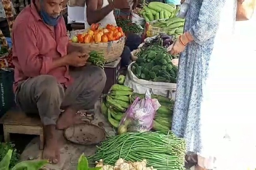 তারপর আবার শীত ঘুম! পুরসভার প্রয়াত মেয়র বিকাশ ঘোষের জমানায় শুরু হয় এই অভিযান। পরবর্তীতে গঙ্গোত্রী দত্ত, অশোক ভট্টাচার্যের আমলেও চলে বেশ কয়েকবার অভিযান। পথে নামে পরিবেশপ্রেমী সহ বিভিন্ন স্বেচ্ছাসেবী সংগঠন। হাতে হাত মিলিয়ে সচেতনতার প্রচারে পথে নামেন তিন প্রাক্তন বিধায়ক অশোক ভট্টাচার্য, গৌতম দেব, শঙ্কর মালাকারেরা। বিভিন্ন বাজারে চলে অভিযান। স্কুল, কলেজে সচেতনতা প্রচার। আবার যে কে সেই! কিছুতেই কমছে না এর ব্যবহার।