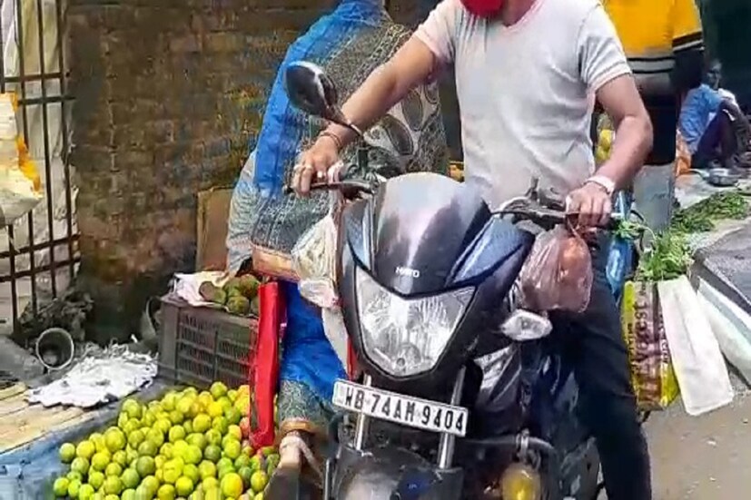 সম্প্রতি প্রশাসনিক বোর্ডের চেয়ারম্যান গৌতম দেবের নেতৃত্বে চলে অভিযান। সিল করা হল গোডাউনও। কিন্তু সমস্যা সেই তিমিরেই। এক বাজারে অভিযান তো অন্য বাজারে দেদারে ব্যবহার চলছে প্লাস্টিকের ক্যারিব্যাগের। প্রশাসনিক উদাসীনতাকেই দায়ি করেছেন বিজেপি বিধায়ক শঙ্কর ঘোষ। তাঁর দাবি, সংবাদমাধ্যমে মুখ দেখাতেই এই ধরনের অভিযান। পরিবেশপ্রেমী অনিমেষ বসুর দাবি, প্রশাসনকে কড়া হাতে নামতে হবে। নইলে সমূহ বিপদ। ব্যবসায়ীরাও বলছেন, প্রশাসনিক ধারাবাহিকতার অভাবেই বাড়ছে এর ব্যবহার। পুর প্রশাসক গৌতম দেব বলেন, ধারাবাহিক অভিযান চলবে। আমরা তো সবে দায়িত্বে এসছি। সর্বত্র সচেতনতার প্রচার করে এর ব্যবহার বন্ধ করা হবে।অথচ বিকল্প কাপড়ের ব্যাগ, কাগজের ঠোঙা রয়েছে। পাহাড়ে সচেতন বাসিন্দারা। বিকল্প ব্যাগ ব্যবহার হচ্ছে। কিন্তু সচেতনতার অভাব সমতলে। কবে হুঁশ ফিরবে শিলিগুড়ির? Input- Partha Sarkar