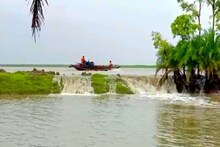 নদী বাঁধ ভেঙে জল ডুকছে গ্রামে, আতঙ্কে সাধারণ মানুষ