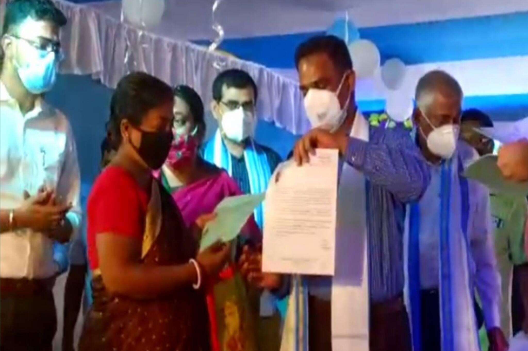 জাতি শংসাপত্র তুলে দিলেন দক্ষিন চব্বিশ পরগনা জেলার জেলা শাসক