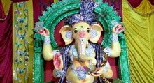 করোনা বিধি মেনে বাদামতলায় হচ্ছে গণেশ পুজো