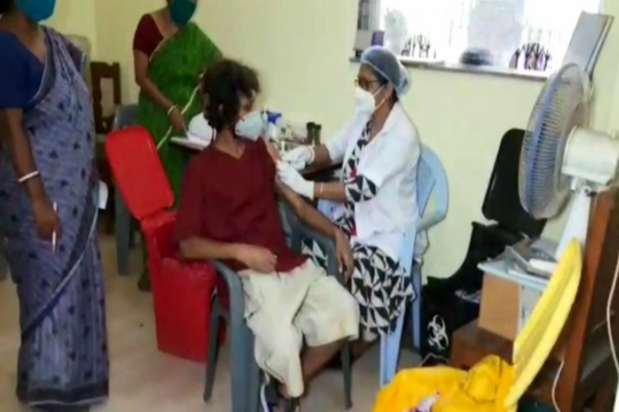 বিতর্কে ইতি! হাফ প্যান্ট পরেই ভ্যাকসিন গ্রহণ সোনারপুরের যুবকের