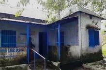 বিদ্যালয়ের আলমারি খুলতেই বিপদ! দেখা গেল জোড়া সাপ... বিদ্যালয়ের আলমারি খুলতেই বিপদ! দেখা গেল জোড়া সাপ...