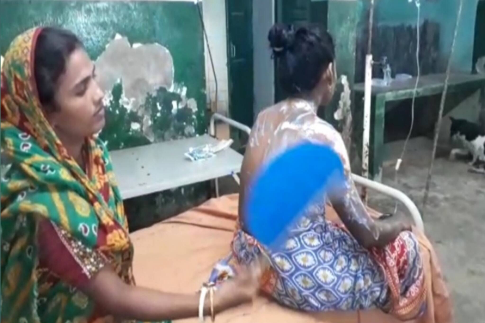 প্রতিবেশীর গায়ে গরম তেল ছেটানোর অভিযোগ