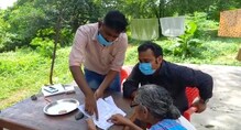 বৃদ্ধাশ্রমের দুয়ারে পৌঁছে গেল সরকার, হাজির প্রকল্পের ডালি নিয়ে বৃদ্ধাশ্রমের দুয়ারে পৌঁছে গেল সরকার, হাজির প্রকল্পের ডালি নিয়ে