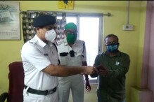 টাকা ভর্তি মানিব্যাগ ফিরত দিয়ে মুখ উজ্বল হাওড়া সিটি পুলিশের টাকা ভর্তি মানিব্যাগ ফিরত দিয়ে মুখ উজ্বল হাওড়া সিটি পুলিশের