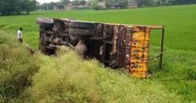 নয়নজুলিতে উল্টে গেল লরি, আহত চালক ও খালাসী নয়নজুলিতে উল্টে গেল লরি, আহত চালক ও খালাসী