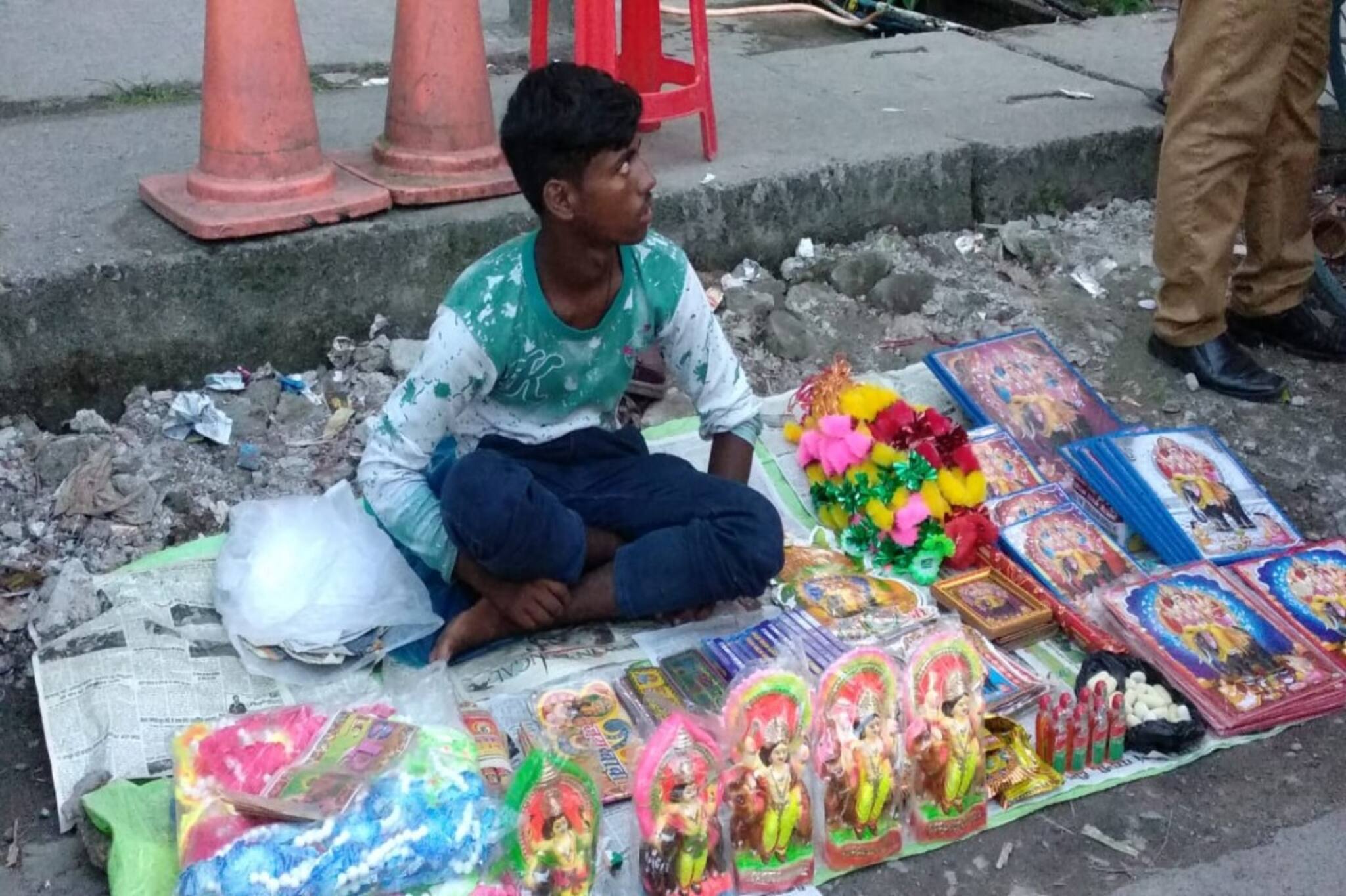 রাত পোহালেই বিশ্বকর্মা পুজো, মাথায় হাত ব্যবসায়ীদের