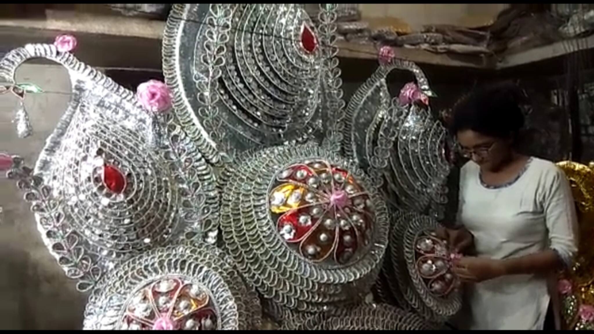 জামশেদপুরে বিশাল আকারের দেবী দুর্গার মুকুট তৈরি হচ্ছে কৃষ্ণনগরে