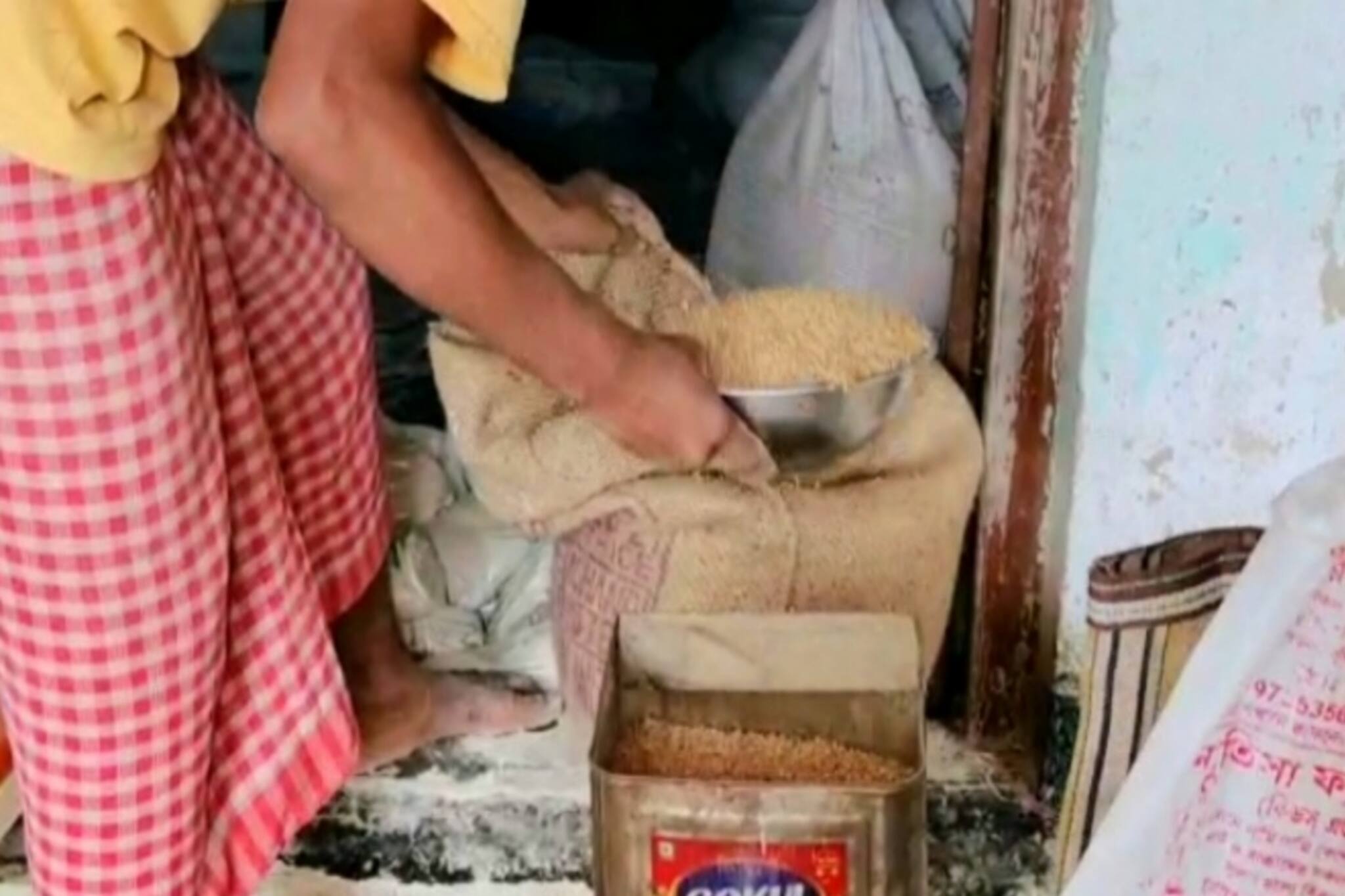 রেশন সামগ্রী বেআইনিভাবে কিনে নিচ্ছেন রেশন ডিলার নিজেই