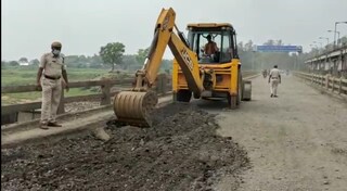 জাতীয় সড়কের উপর থাকা ডেউচা ব্রিজের রাস্তা সারাই পুলিশি উদ্যোগে