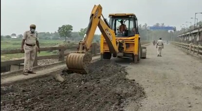 জাতীয় সড়কের উপর থাকা ডেউচা ব্রিজের রাস্তা সারাই পুলিশি উদ্যোগে