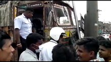 অঙ্কুরহাটিতে নিয়ন্ত্রণ হারিয়ে ট্রাফিক সিগন্যালে ধাক্কা লরির, অল্পের জন্য বাঁচলেন পথচারীরা অঙ্কুরহাটিতে নিয়ন্ত্রণ হারিয়ে ট্রাফিক সিগন্যালে ধাক্কা লরির, অল্পের জন্য বাঁচলেন পথচারীরা