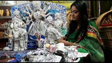 ঔষধের ফেলে দেওয়া স্টিপ ও খাম দিয়ে দুর্গা প্রতিমা গড়লেন গৃহবধূ পাপিয়া কর